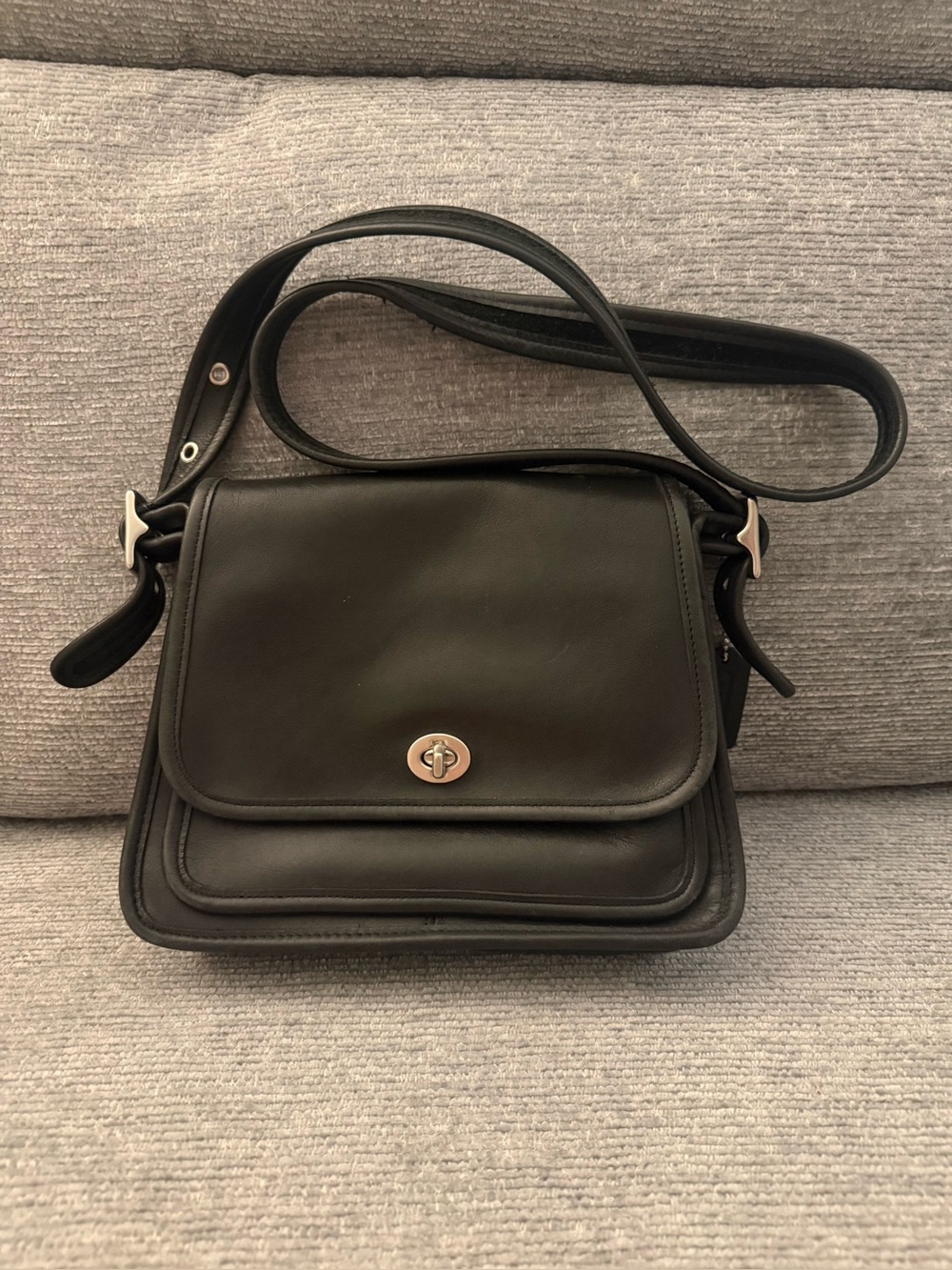 Vintage Coach Rambler Black Leather Messenger Bag with Turn-Lock Closure - Picture 2 of 16